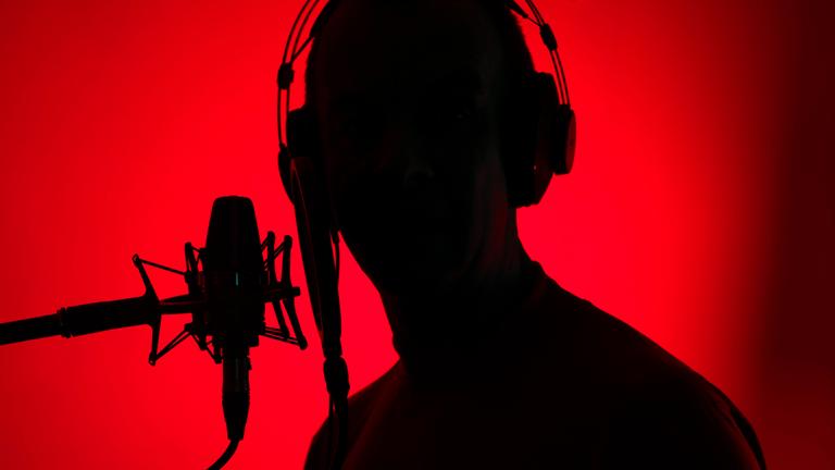 Silhouette eines Synchronsprechers in einem Synchronstudio.