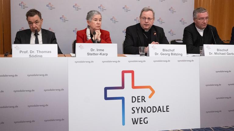 Vorsitzende nehmen an einer Pressekonferenz der Synodalversammlung des Synodalen Wegs der katholischen Kirche teil