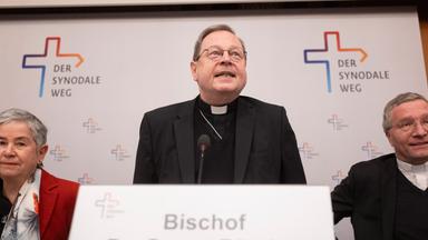  Irme Stetter-Karp (l-r), Präsidentin des Zentralkomitees der deutschen Katholiken, Bischof Georg Bätzing, Vorsitzender der Deutschen Bischofskonferenz (DBK), und Bischof Michael Gerber nehmen an einer Pressekonferenz der Synodalversammlung des Synodalen Wegs der katholischen Kirche teil.