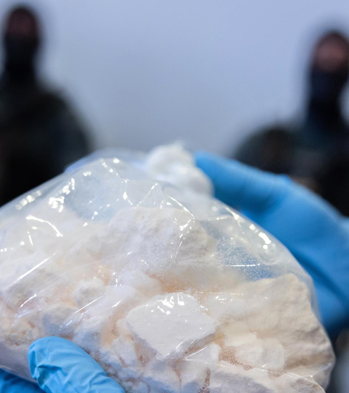 Ein Zollbeamter zeigt einen Beutel mit Amphetamin bei einer Pressekonferenz der Generalzolldirektion im Zollkriminalamt zu einem Schlag gegen Organisierte Kriminalität