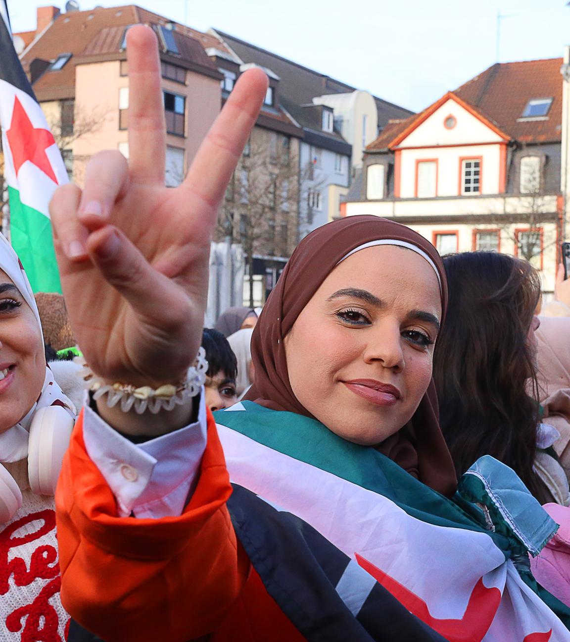 Syrerin zeigt "Peace"