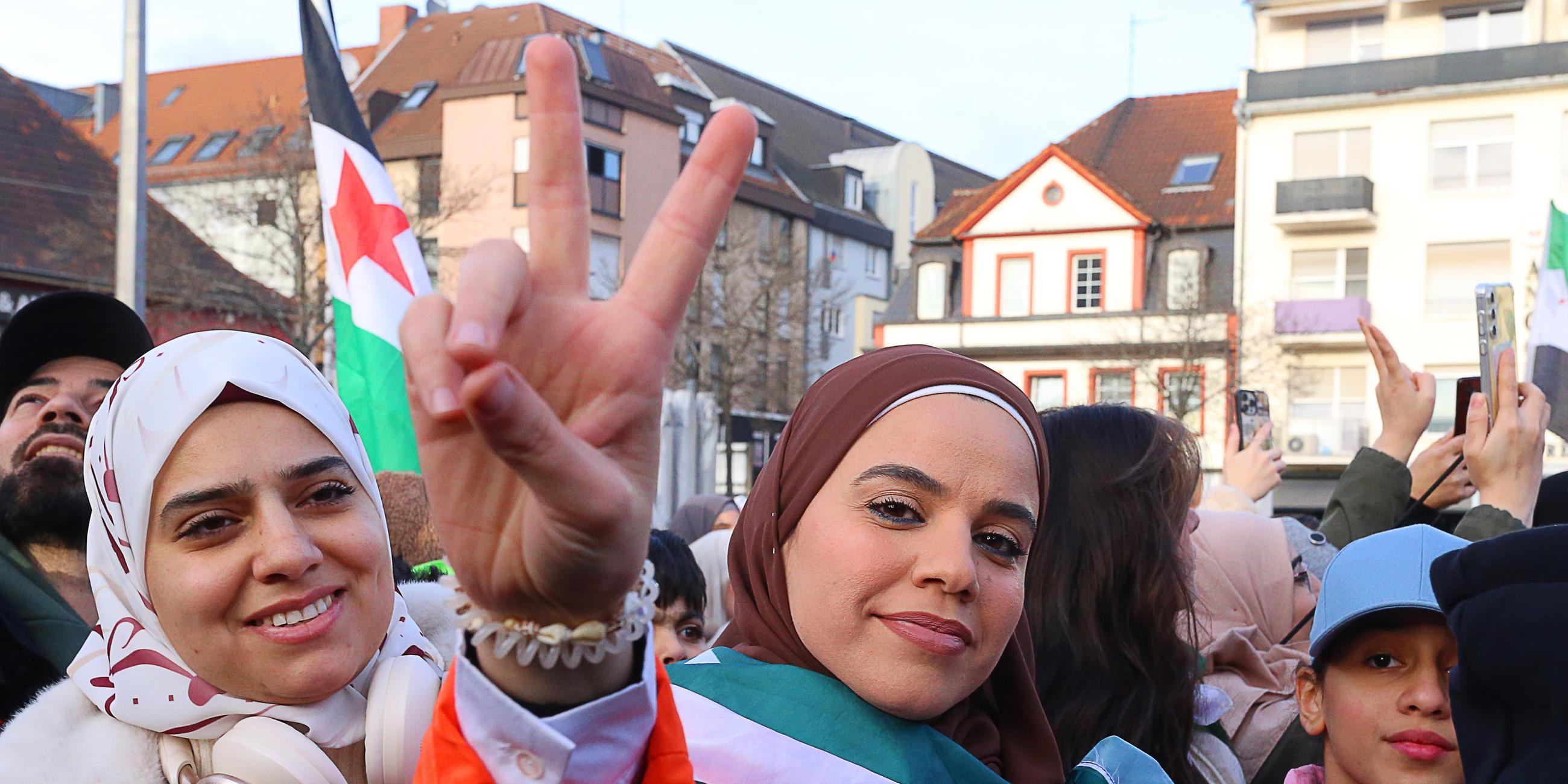 Syrerin zeigt "Peace"