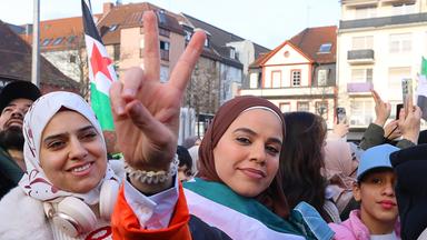 Syrerin zeigt "Peace"