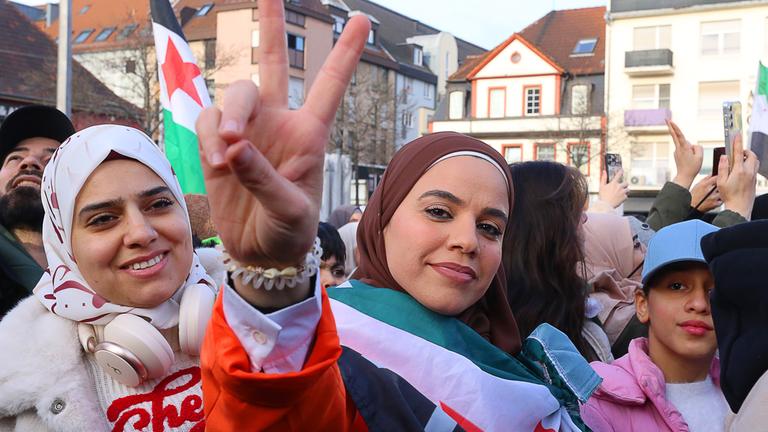 Syrerin zeigt "Peace"