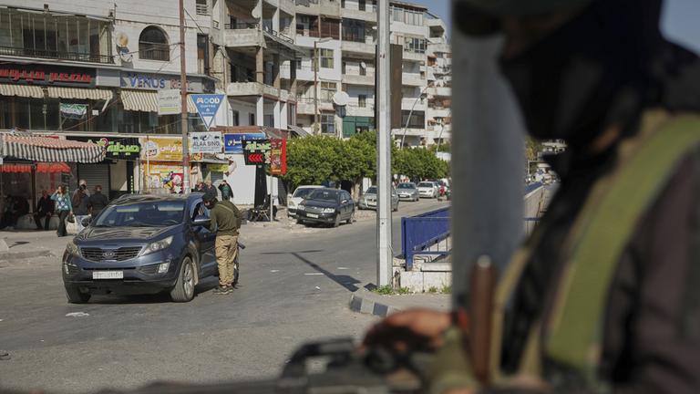 Sicherheitskräfte kontrollieren Fahrezeuge