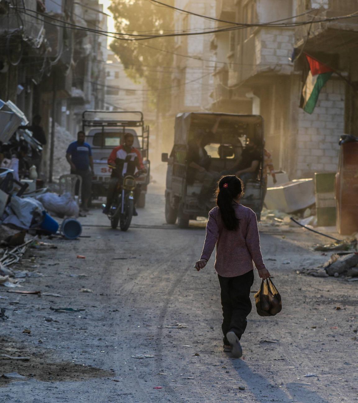 Ein Mädchen läuft in den Trümmern des Yarmouk-Lager, in dem Familien unter harten Lebensbedingungen inmitten der Ruinen ums Überleben kämpfen, während die Stadt weiterhin die Spuren der Angriffe des gestürzten Regimes von Bashar al-Assad in Damaskus, Syrien, am 12.11.2025 trägt.