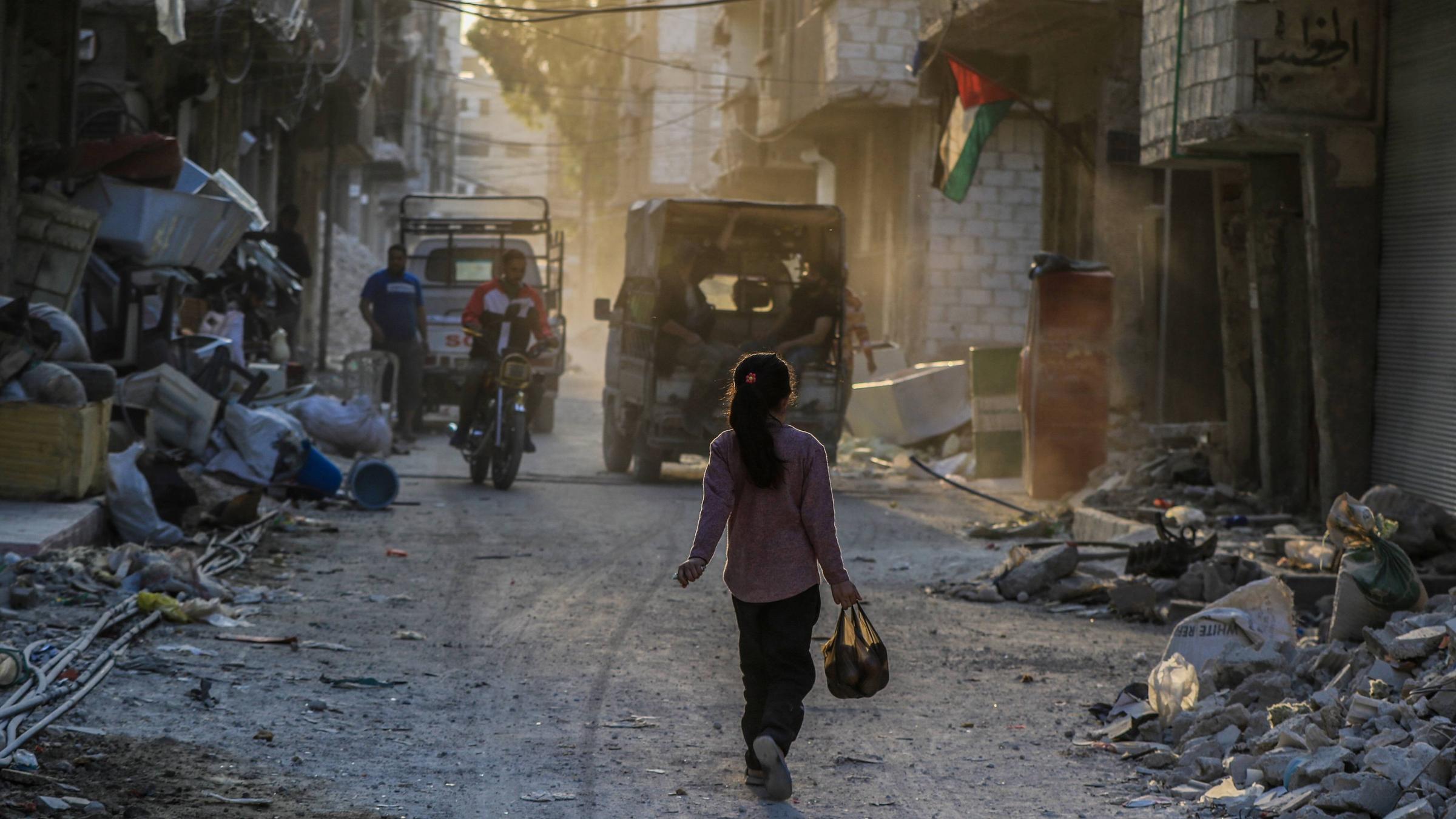 Ein Mädchen läuft in den Trümmern des Yarmouk-Lager, in dem Familien unter harten Lebensbedingungen inmitten der Ruinen ums Überleben kämpfen, während die Stadt weiterhin die Spuren der Angriffe des gestürzten Regimes von Bashar al-Assad in Damaskus, Syrien, am 12.11.2025 trägt.