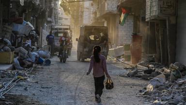 Ein Mädchen läuft in den Trümmern des Yarmouk-Lager, in dem Familien unter harten Lebensbedingungen inmitten der Ruinen ums Überleben kämpfen, während die Stadt weiterhin die Spuren der Angriffe des gestürzten Regimes von Bashar al-Assad in Damaskus, Syrien, am 12.11.2025 trägt.