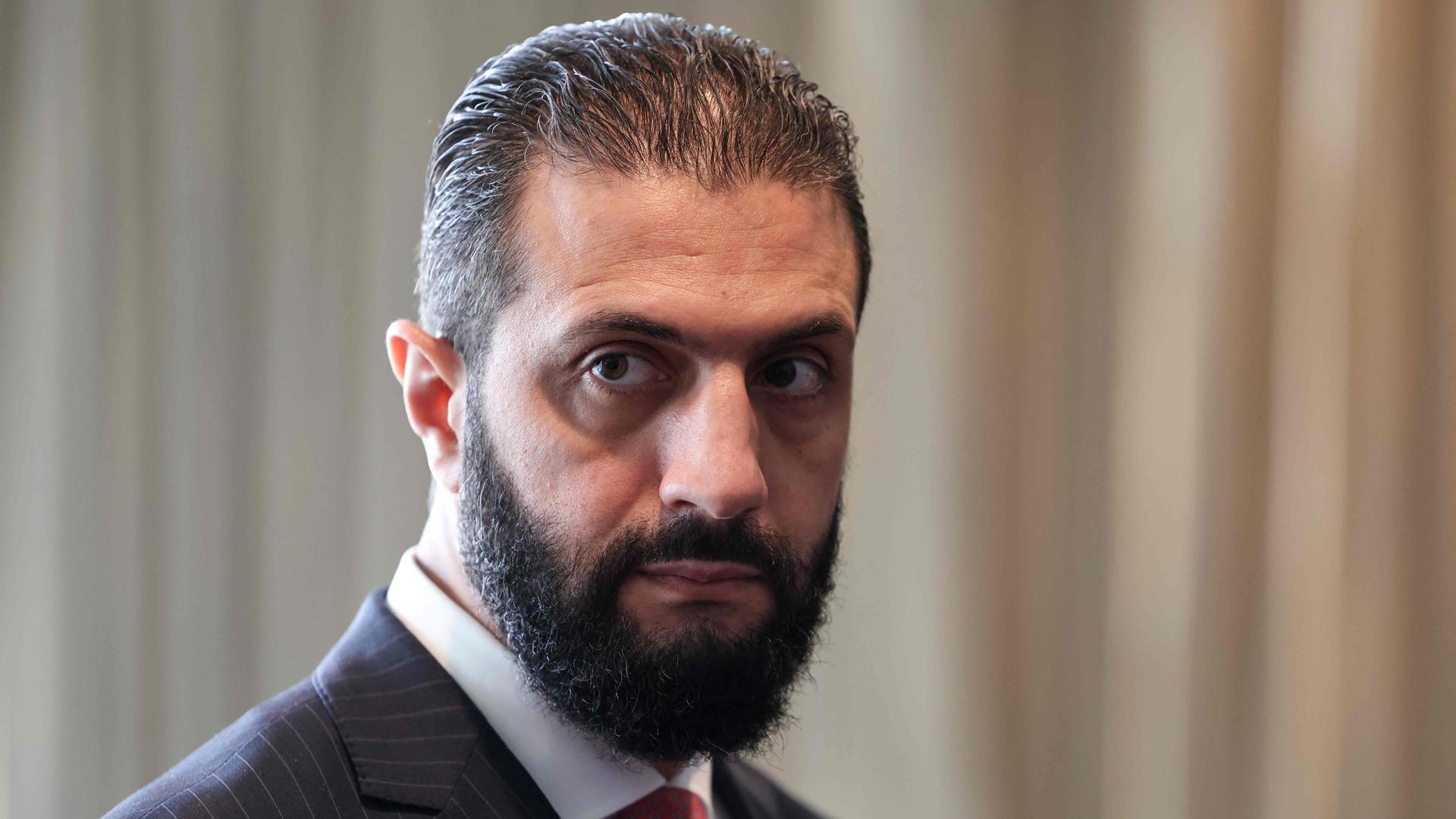 Syriens Präsident Ahmed al-Sharaa vor einem Treffen mit dem französischen Präsident Emmanuel Macron in New York am 24.09.2025.