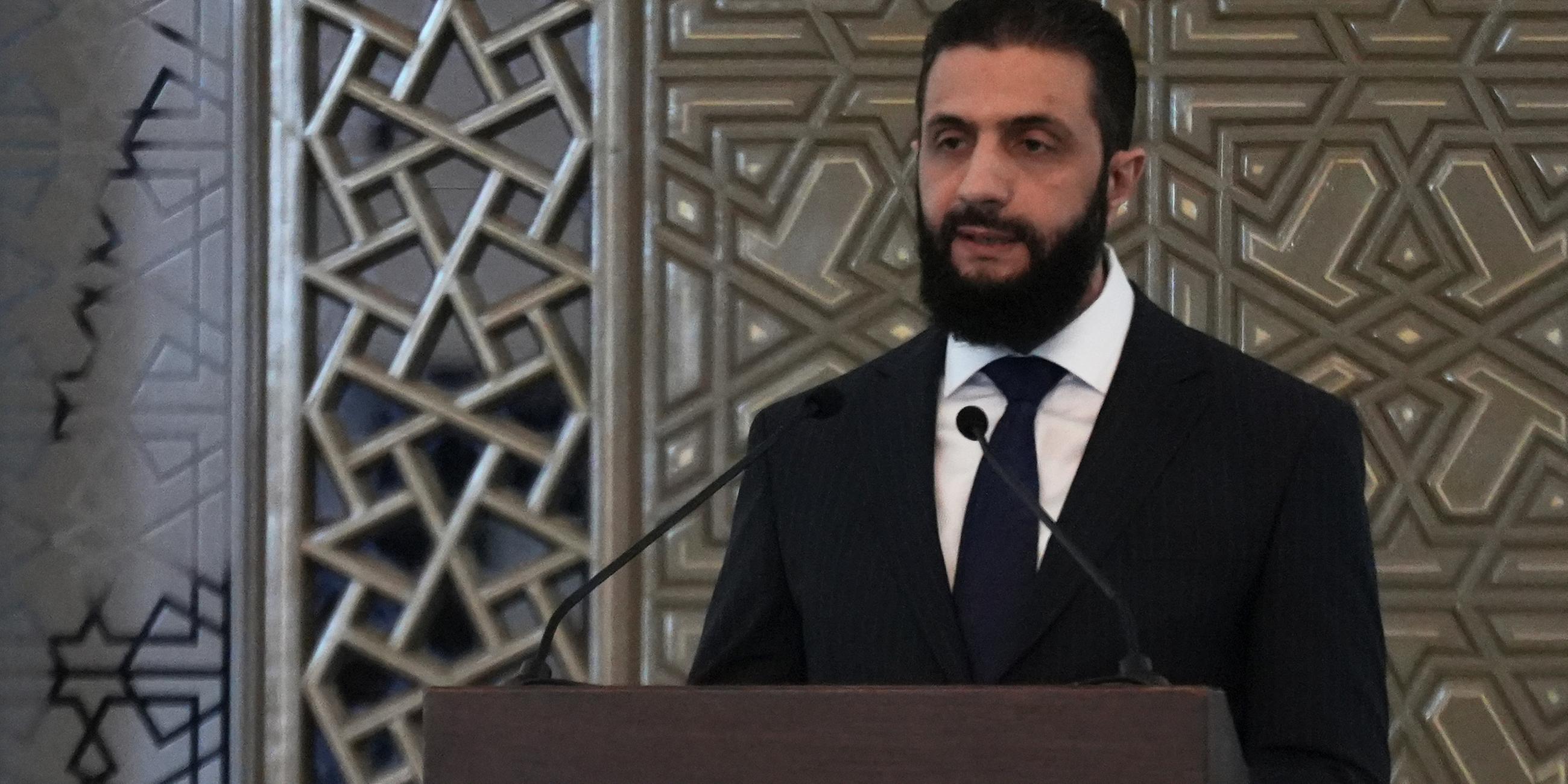 Ahmed al-Scharaa, Präsidenten von Syrien, spricht während der Zeremonie zur Bekanntgabe der neuen syrischen Regierung im Palast des Volkes.