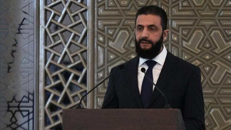 Ahmed al-Scharaa, Präsidenten von Syrien, spricht während der Zeremonie zur Bekanntgabe der neuen syrischen Regierung im Palast des Volkes.