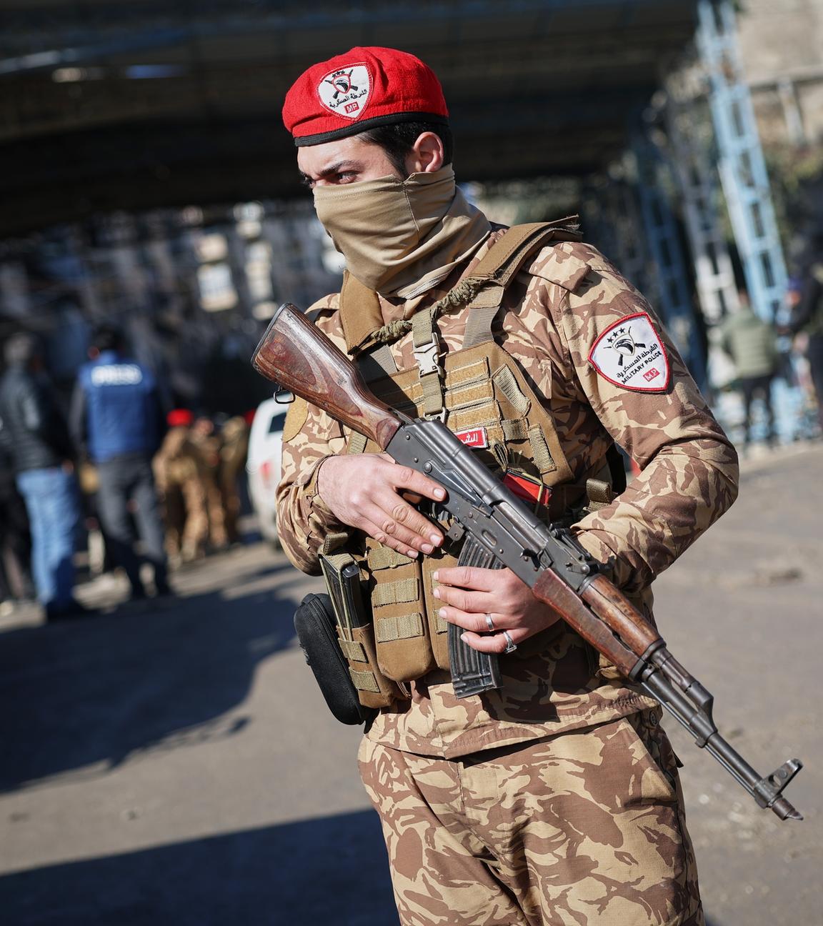 Ein syrischer Militärpolizist bewacht das Viertel Sheikh Maqsoud, wo es am Samstag, dem 10. Januar 2026, in der nordsyrischen Stadt Aleppo zu Zusammenstößen zwischen Regierungstruppen und kurdischen Kämpfern gekommen ist.