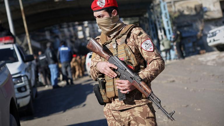 Ein syrischer Militärpolizist bewacht das Viertel Sheikh Maqsoud, wo es am Samstag, dem 10. Januar 2026, in der nordsyrischen Stadt Aleppo zu Zusammenstößen zwischen Regierungstruppen und kurdischen Kämpfern gekommen ist.
