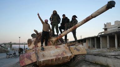 Syrien, Aleppo: Regierungsfeindliche Kämpfer patrouillieren im Zentrum von Aleppo