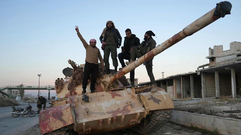 Syrien, Aleppo: Regierungsfeindliche Kämpfer patrouillieren im Zentrum von Aleppo