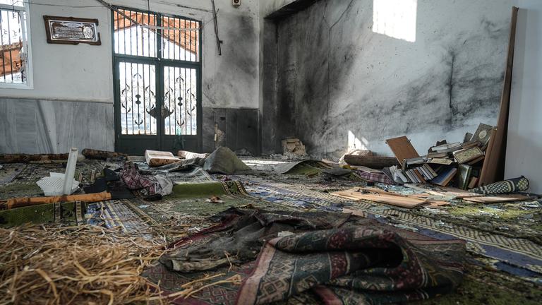 Syrien, Homs: Erstmals seit dem Sturz von Machthaber al-Assad vor einem Jahr haben Angreifer in Syrien einen Anschlag auf eine Moschee verübt.