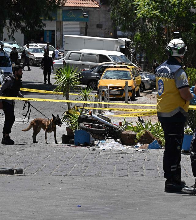 Syrien, Damaskus: Polizei untersucht den Ort der Explosion
