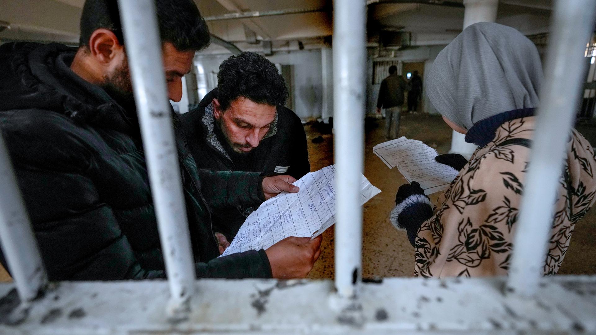 Menschen inspizieren Dokumente, die sie im berüchtigten Saidnaja-Militärgefängnis nördlich von Damaskus gefunden haben