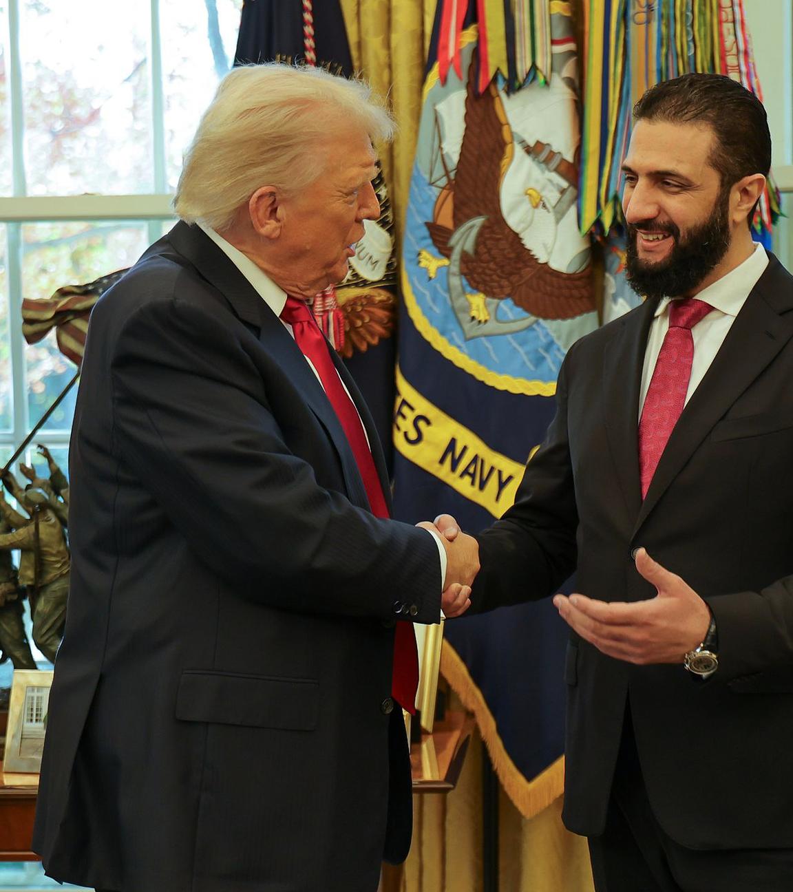Auf diesem vom Pressebüro der syrischen Präsidentschaft via AP zur Verfügung gestellten Foto schüttelt US-Präsident Donald Trump (l) Ahmed al-Scharaa, Übergangspräsident von Syrien, im Weißen Haus in Washington die Hand. 