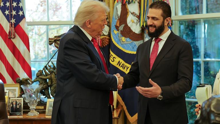 Auf diesem vom Pressebüro der syrischen Präsidentschaft via AP zur Verfügung gestellten Foto schüttelt US-Präsident Donald Trump (l) Ahmed al-Scharaa, Übergangspräsident von Syrien, im Weißen Haus in Washington die Hand. 