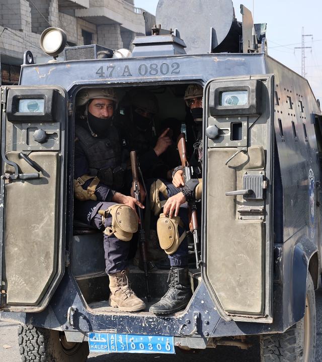 Militärfahrzeug mit Menschen, die aus dem Auto rausschauen
