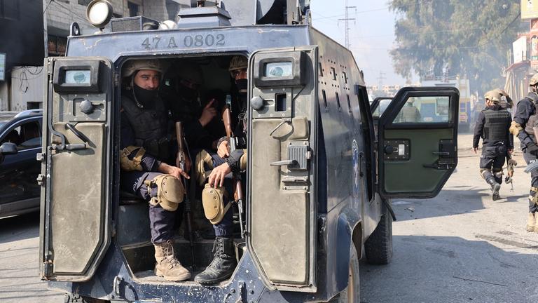 Militärfahrzeug mit Menschen, die aus dem Auto rausschauen