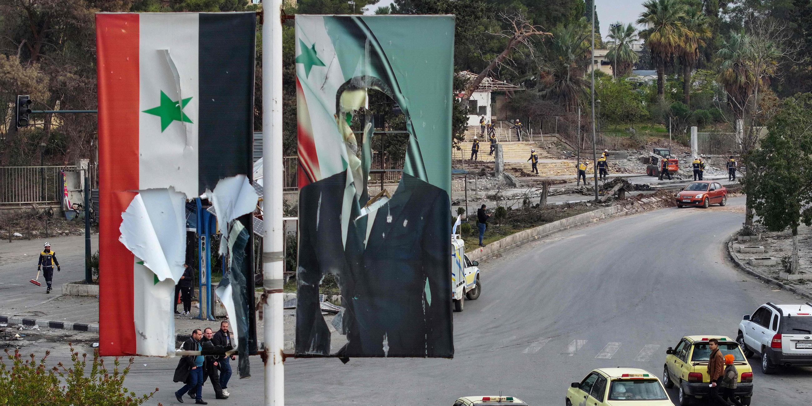 Zerrissene Fahnen in Aleppo
