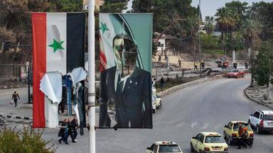 Zerrissene Fahnen in Aleppo