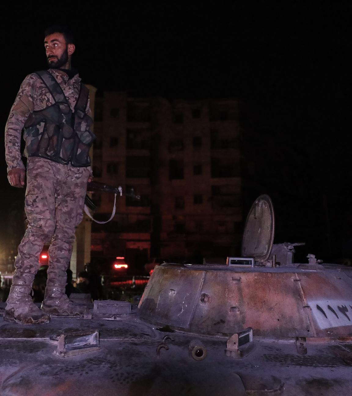 Syrien, Aleppo: Syrische Regierungstruppen übernehmen das Viertel Achrafieh von kurdischen Kämpfern während der anhaltenden Kämpfe, die am Dienstag in einem umkämpften Gebiet der nördlichen Stadt Aleppo ausgebrochen sind. 