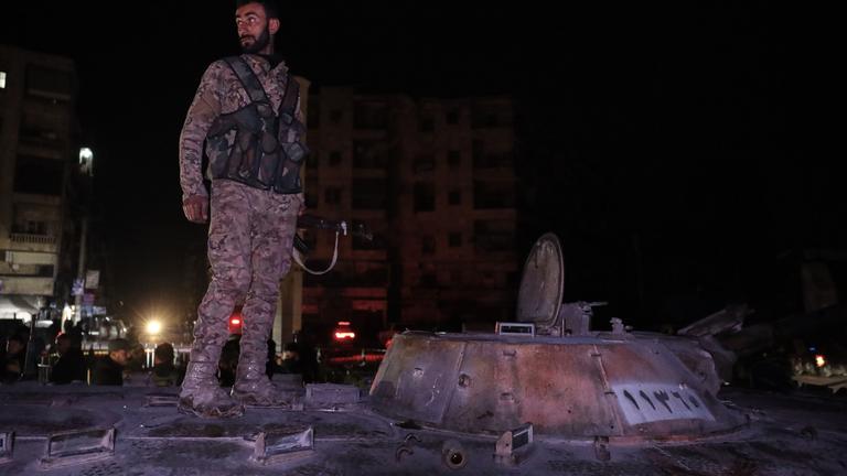 Syrien, Aleppo: Syrische Regierungstruppen übernehmen das Viertel Achrafieh von kurdischen Kämpfern während der anhaltenden Kämpfe, die am Dienstag in einem umkämpften Gebiet der nördlichen Stadt Aleppo ausgebrochen sind. 