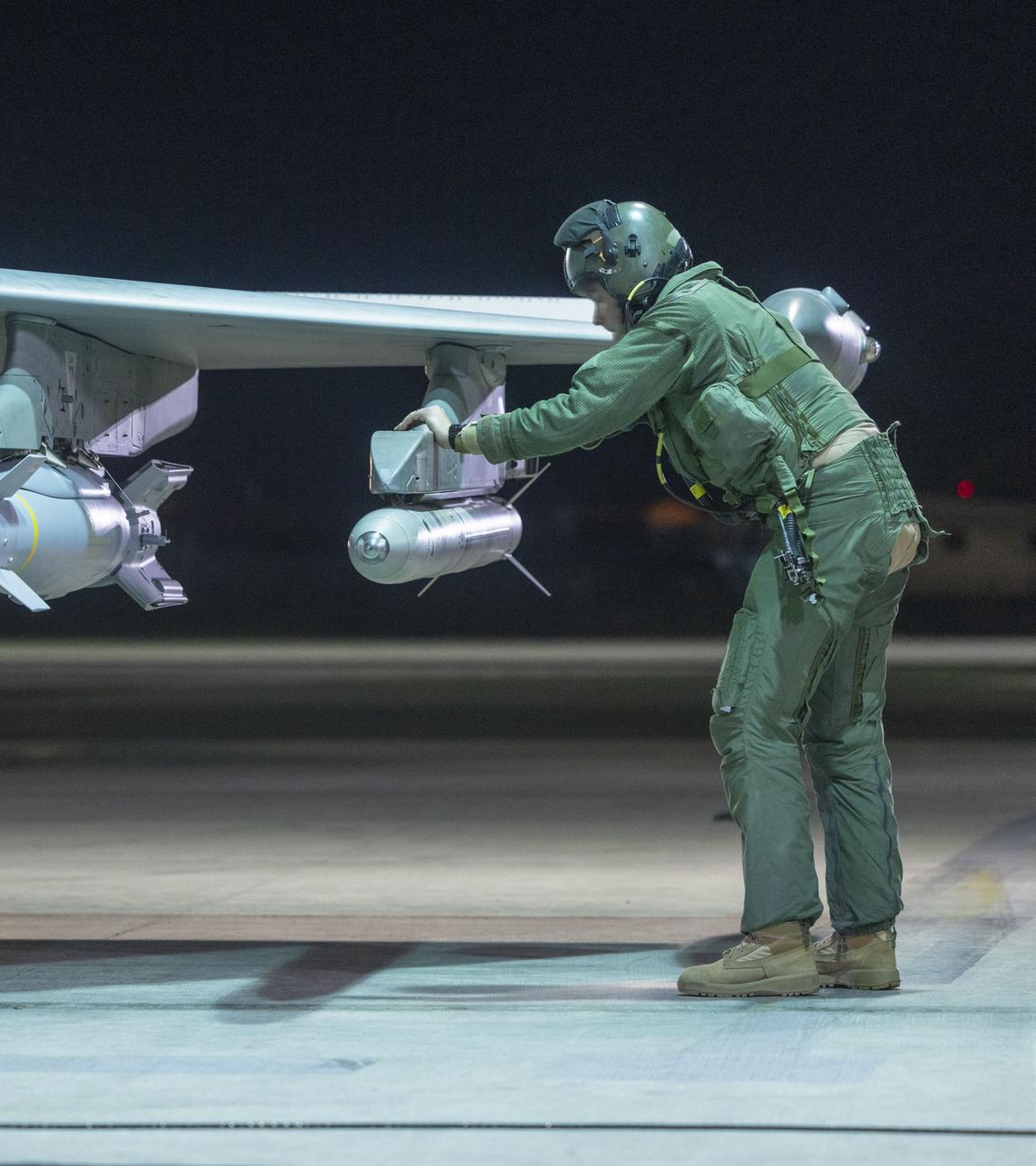 Das vom britischen Verteidigungsministerium herausgegebene Handout-Foto zeigt einen Typhoon-Piloten der Royal Air Force bei der Überprüfung des Flugzeugs vor dem Abflug. 