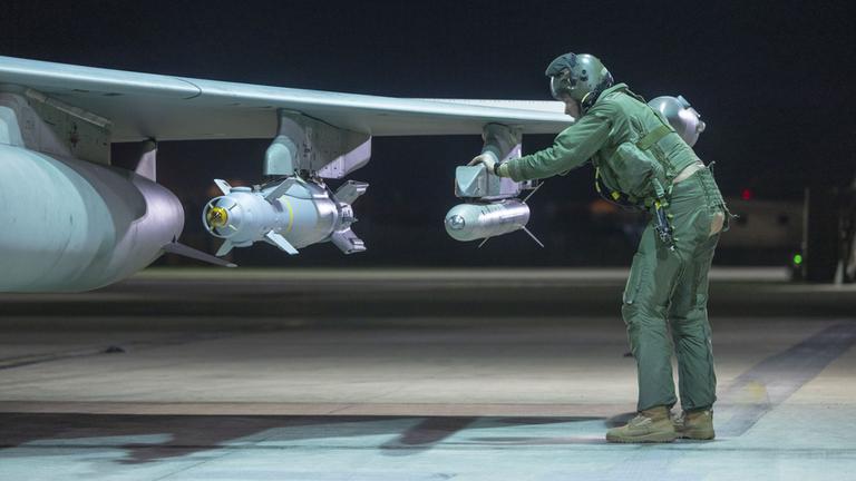 Das vom britischen Verteidigungsministerium herausgegebene Handout-Foto zeigt einen Typhoon-Piloten der Royal Air Force bei der Überprüfung des Flugzeugs vor dem Abflug. 