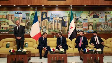 Frankreichs Präsident Emmanuel Macron trifft Syriens Außenminister Asaad al-Shaibani am Flughafen von Damaskus.