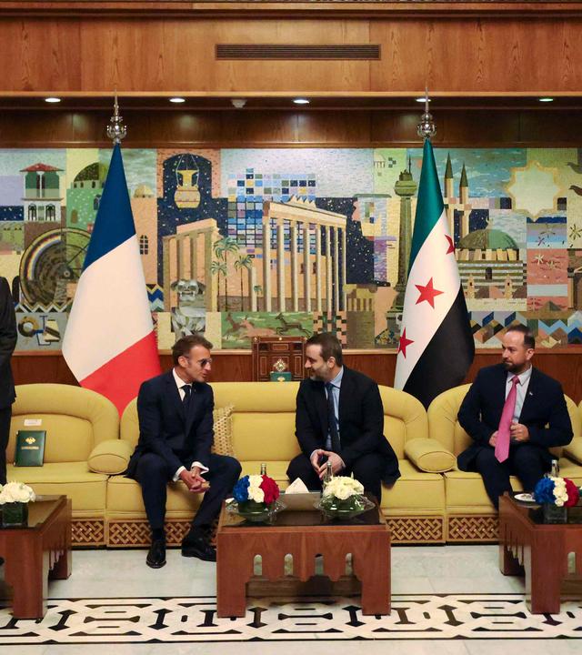 Frankreichs Präsident Emmanuel Macron trifft Syriens Außenminister Asaad al-Shaibani am Flughafen von Damaskus.