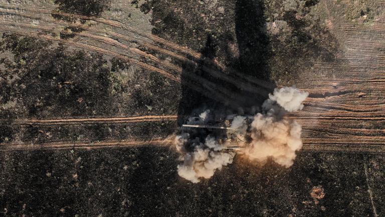 Ein Minenfeld wird geräumt. Die Mine wird durch Techniker zum Explodieren gebracht.