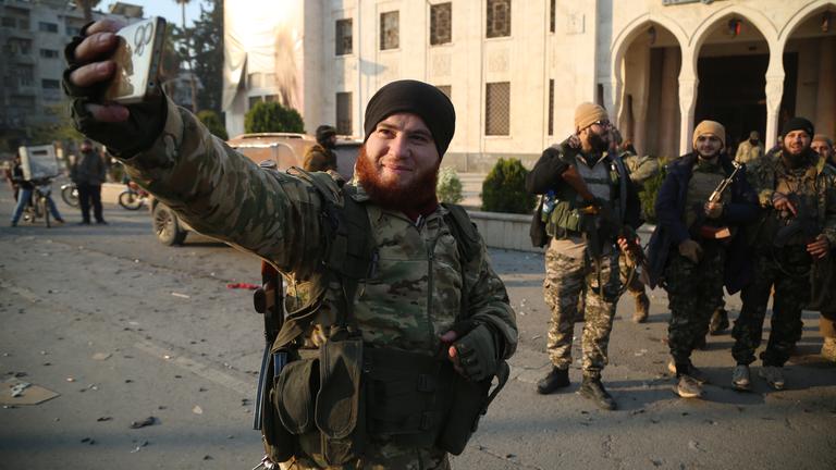 Kämpfer der syrischen Rebellen posieren für ein Selfie in der Stadt Hama.