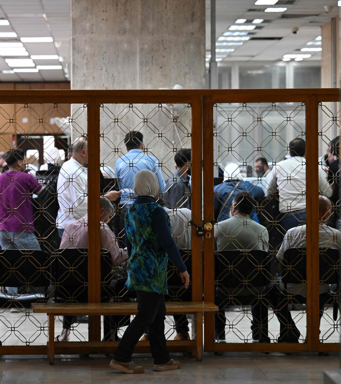 Menschen warten vor der Zentralbank in Damaskus am 21. Mai 2025. 