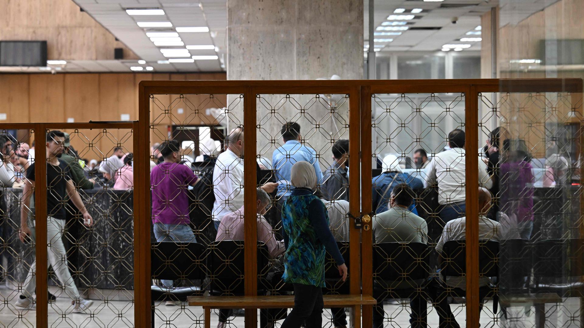 Menschen warten vor der Zentralbank in Damaskus am 21. Mai 2025. 