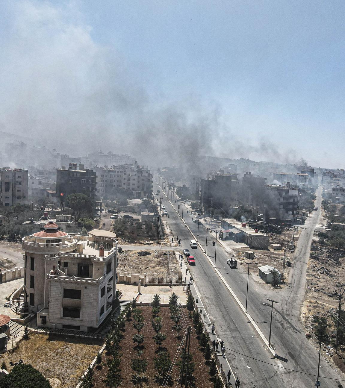 Rauch steigt auf nach Auseinandersetzungen zwischen Drusen und Beduinen in der syrischen Stadt Suwaida.