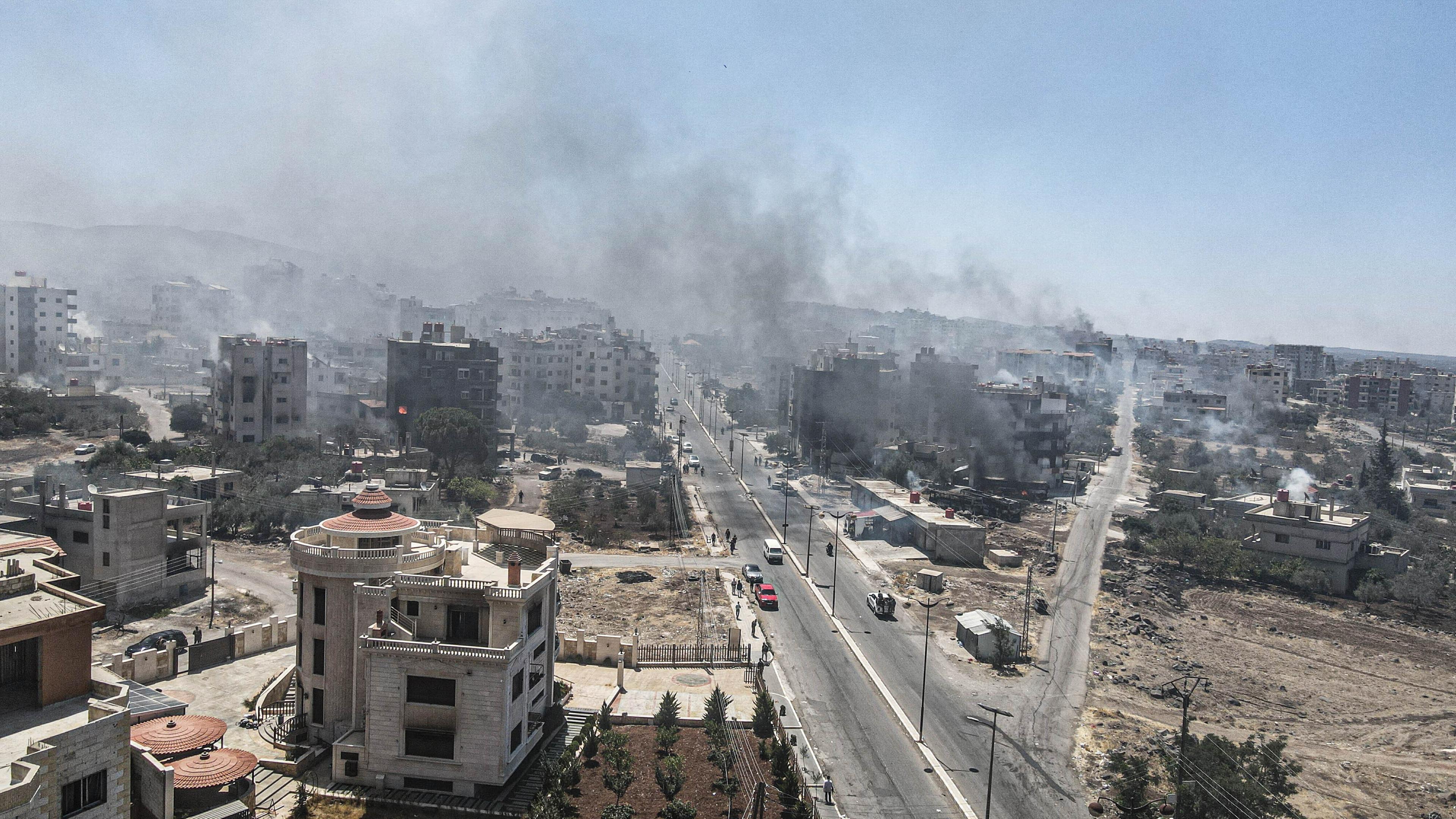 Rauch steigt auf nach Auseinandersetzungen zwischen Drusen und Beduinen in der syrischen Stadt Suwaida.