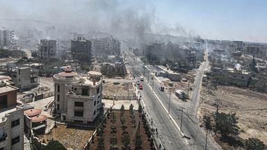 Rauch steigt auf nach Auseinandersetzungen zwischen Drusen und Beduinen in der syrischen Stadt Suwaida.