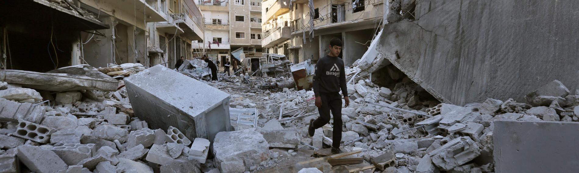 Mann zwischen Trümmern in der syrischen Provinz Idlib