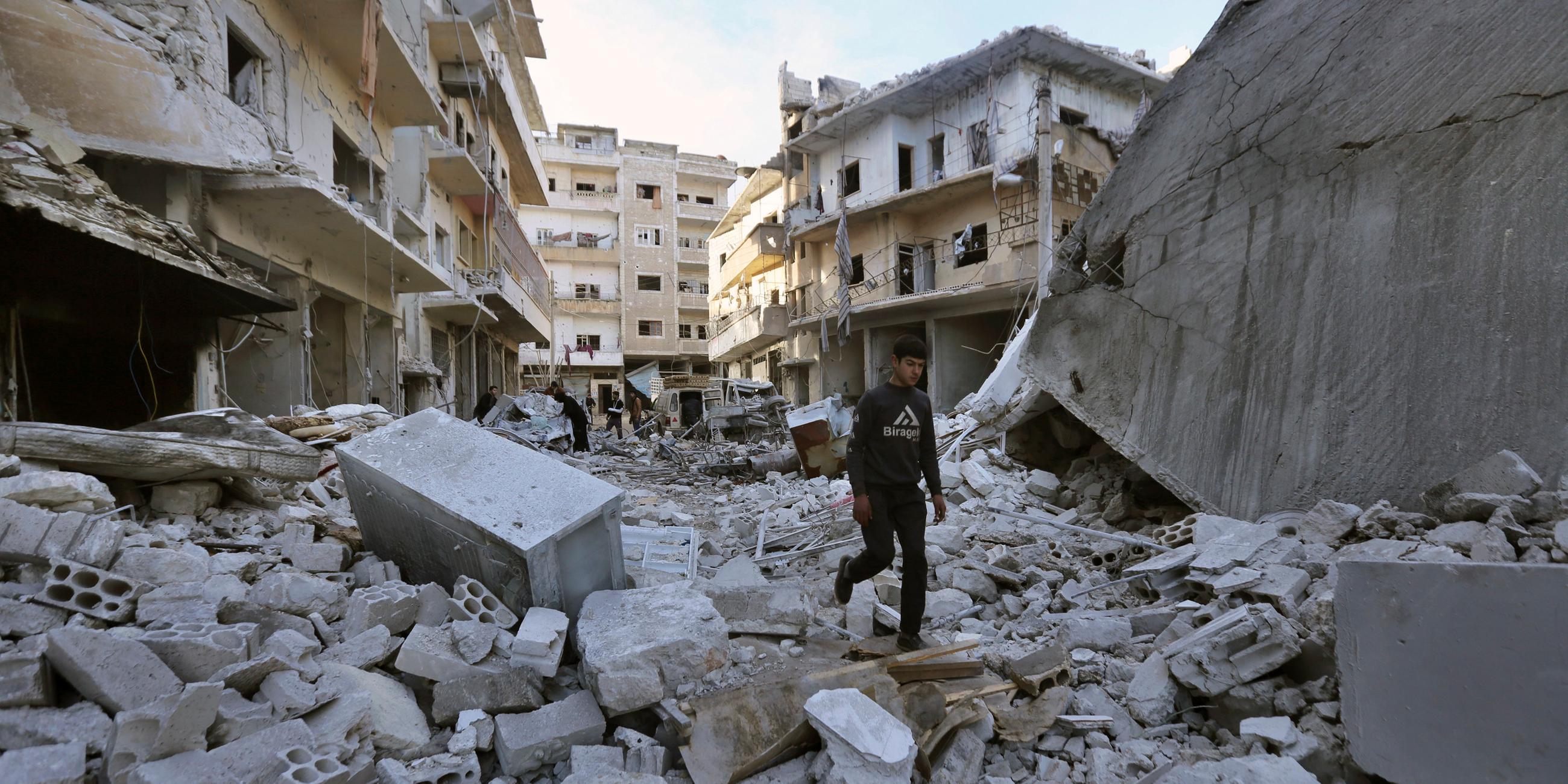 Mann zwischen Trümmern in der syrischen Provinz Idlib