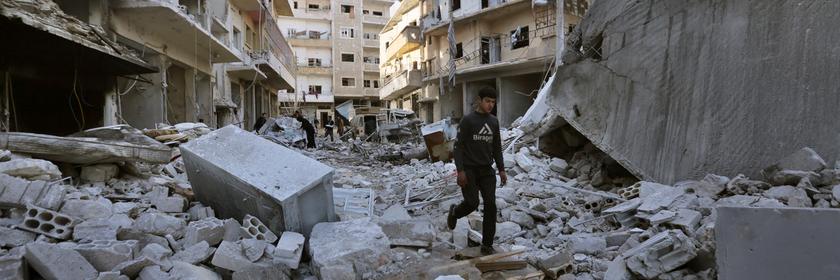 Mann zwischen Trümmern in der syrischen Provinz Idlib