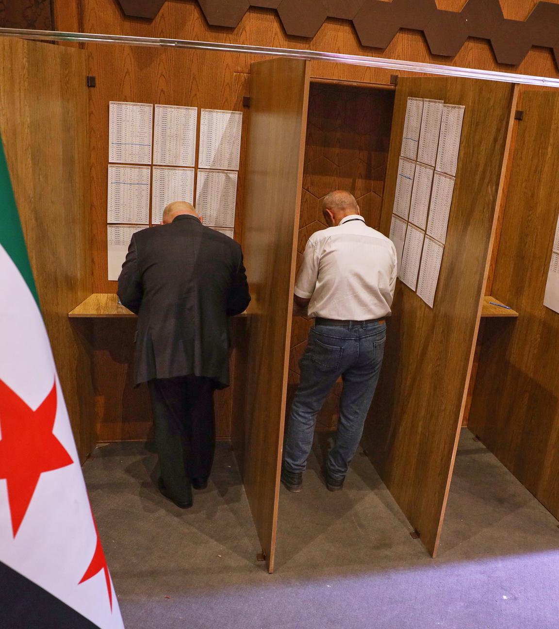 Mitglieder der Wahlkommission während der Wahl für die Parlamentswahlen in einem Wahllokal in Aleppo. 
