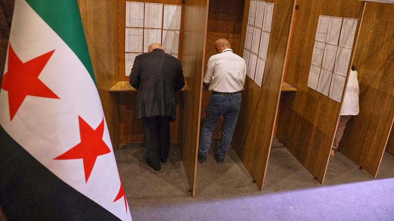 Mitglieder der Wahlkommission während der Wahl für die Parlamentswahlen in einem Wahllokal in Aleppo. 