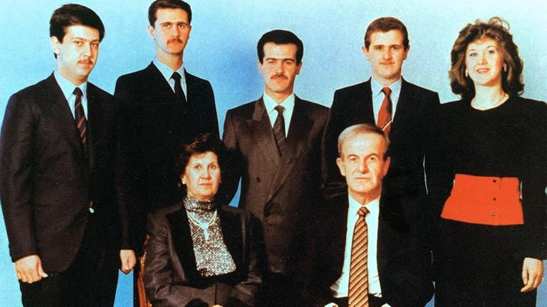 "Syriens Herrscher: Das Haus Assad - Staatsstreich und Aufstieg": Ein Familienfoto der Familie al-Assad - Mahir, Baschar, Basil (der bei einem Autounfall 1994 verstorben ist), Majd und Buschra.