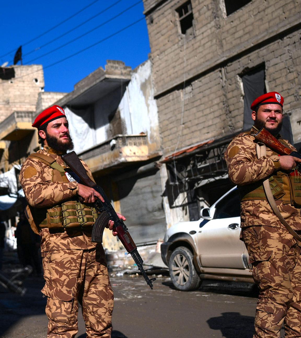 Die syrische Armee ergreift Sicherheitsmaßnahmen nach Abschluss einer umfassenden Durchsuchung im Stadtteil Sheikh Maqsoud in der nördlichen Stadt Aleppo.