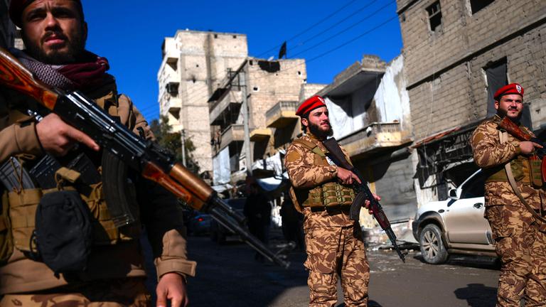 Die syrische Armee ergreift Sicherheitsmaßnahmen nach Abschluss einer umfassenden Durchsuchung im Stadtteil Sheikh Maqsoud in der nördlichen Stadt Aleppo.
