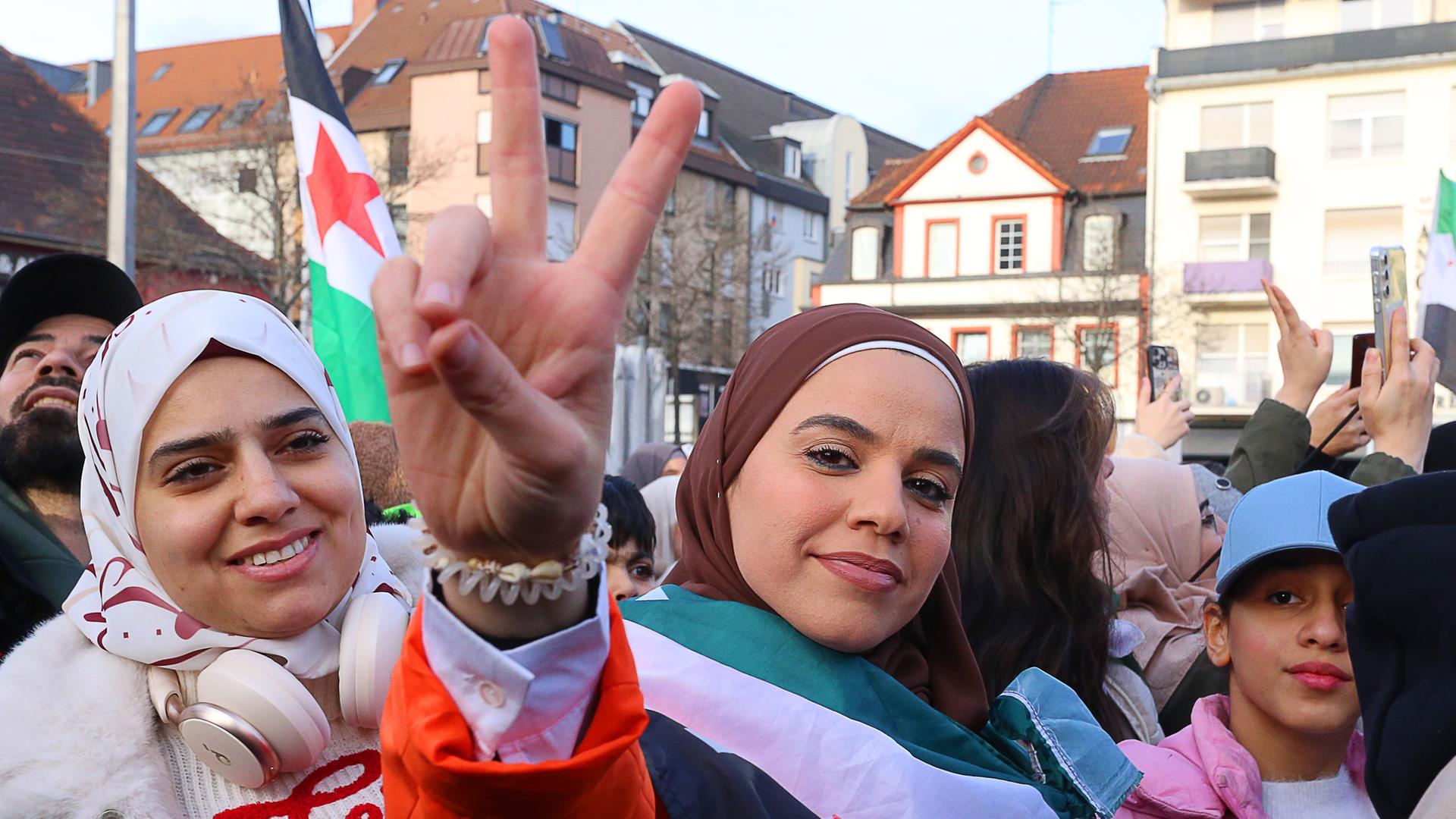 Syrer feiern, nach dem Sturz des bisherigen syrischen Machthabers al-Assad.